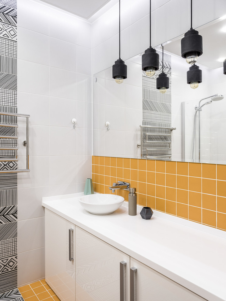 Пример оригинального дизайна: главная ванная комната среднего размера в современном стиле с белой плиткой, разноцветной плиткой, желтой плиткой, керамической плиткой, плоскими фасадами, белыми фасадами, полом из керамической плитки, настольной раковиной, желтым полом и белой столешницей