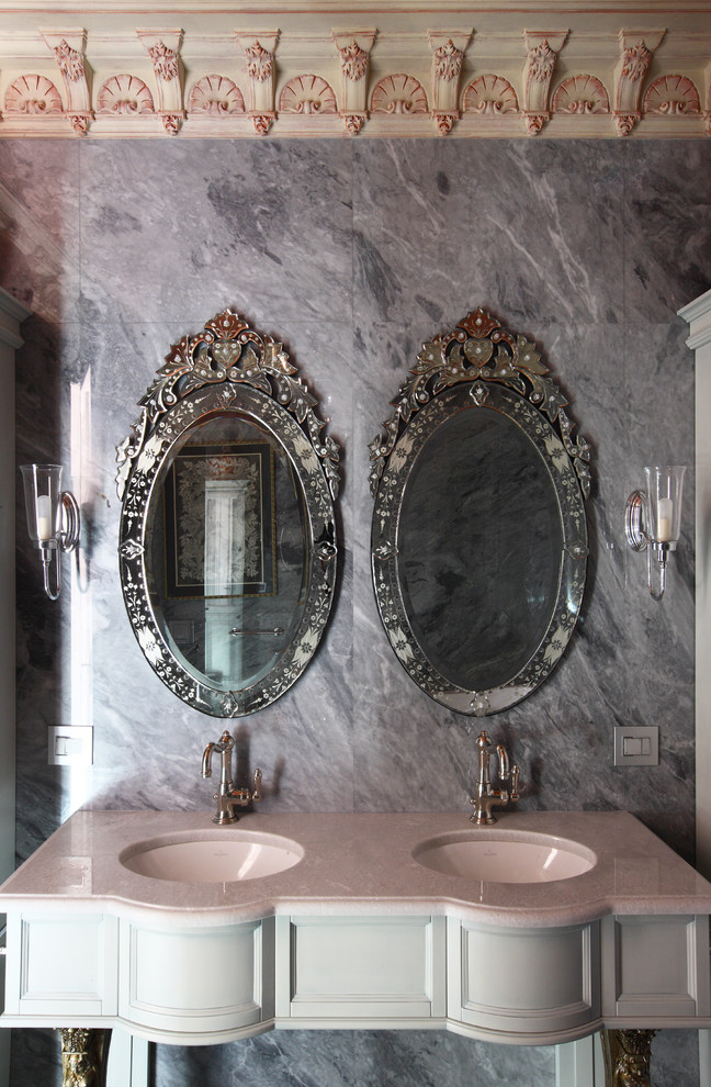 Imagen de cuarto de baño tradicional con baldosas y/o azulejos grises y lavabo bajoencimera