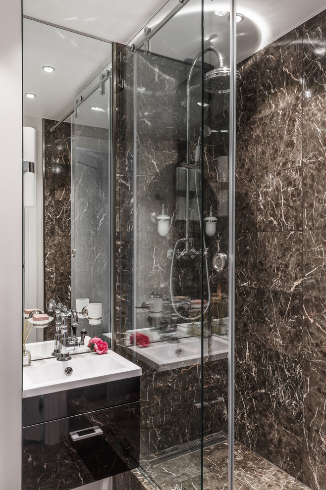 Modernes Duschbad mit flächenbündigen Schrankfronten, schwarzen Schränken und braunen Fliesen in Moskau