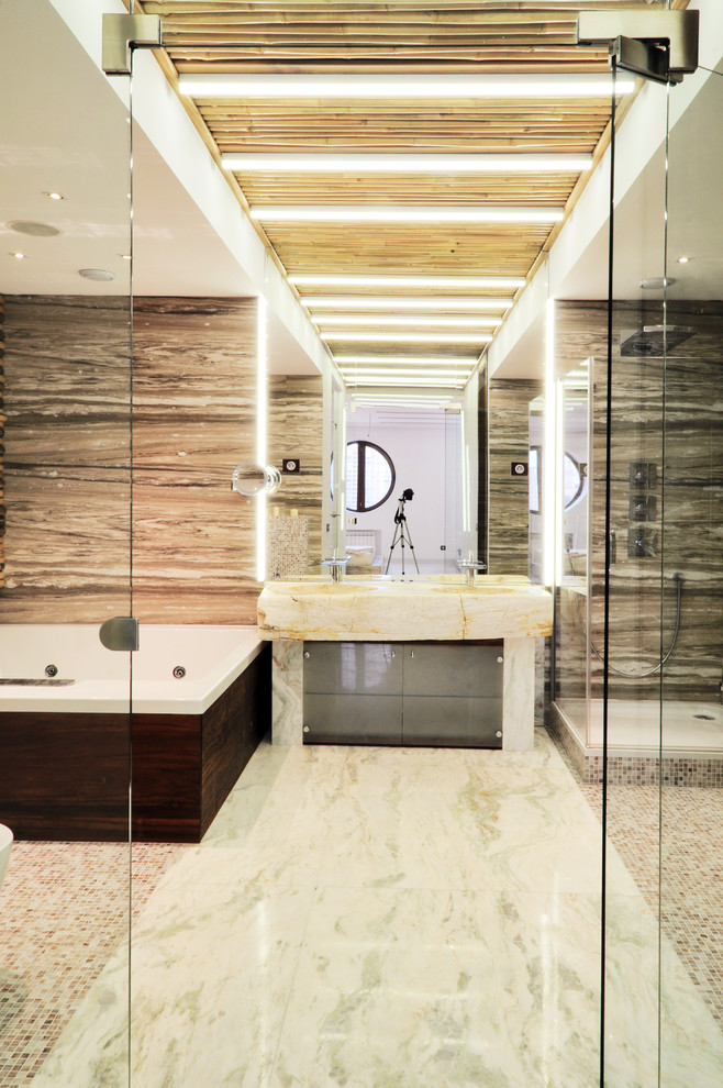 На фото: главная ванная комната в современном стиле с гидромассажной ванной, угловым душем и бежевой плиткой