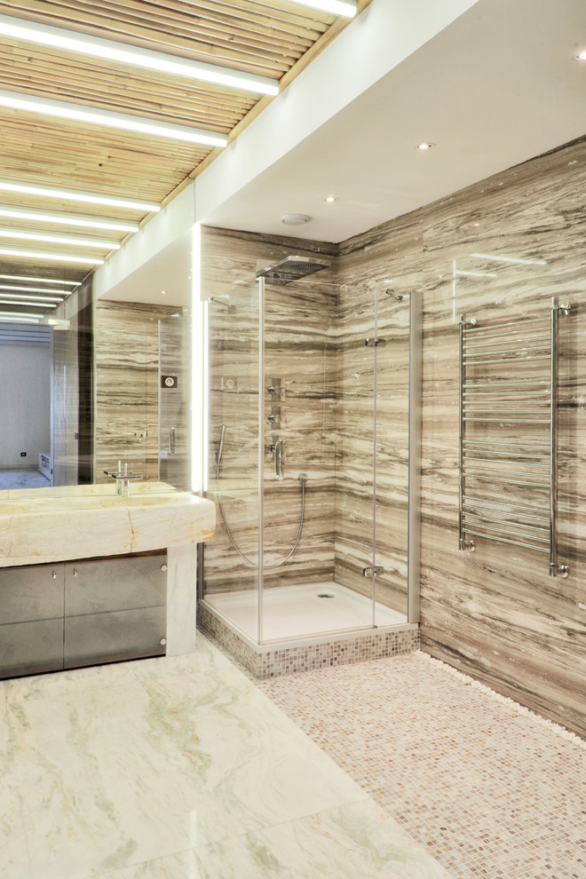 На фото: маленькая ванная комната в морском стиле с серыми стенами и раковиной с пьедесталом для на участке и в саду с