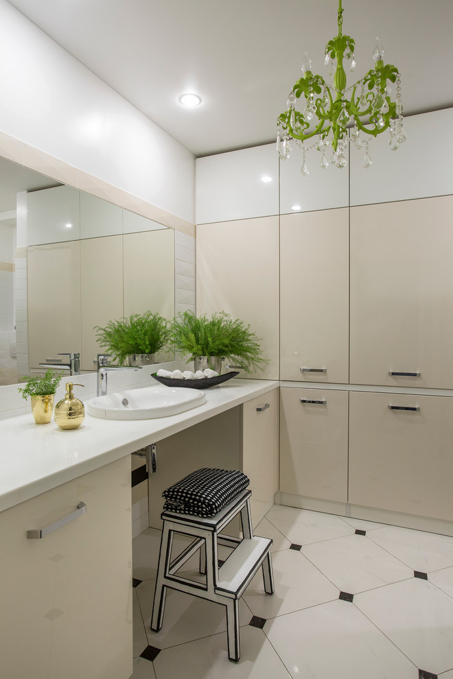 Ejemplo de cuarto de baño contemporáneo con ducha empotrada, suelo de baldosas de porcelana, lavabo bajoencimera, armarios con paneles lisos, puertas de armario beige y encimera de acrílico