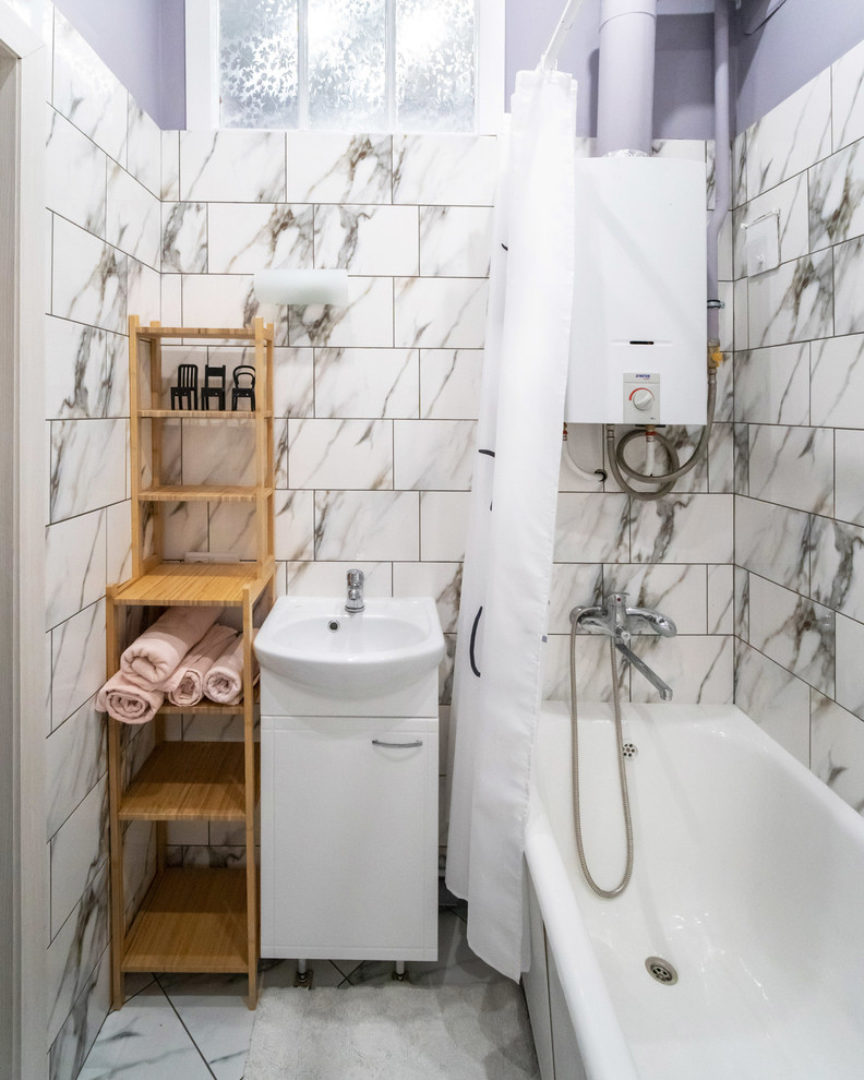 На фото: ванная комната в скандинавском стиле с акцентной стеной