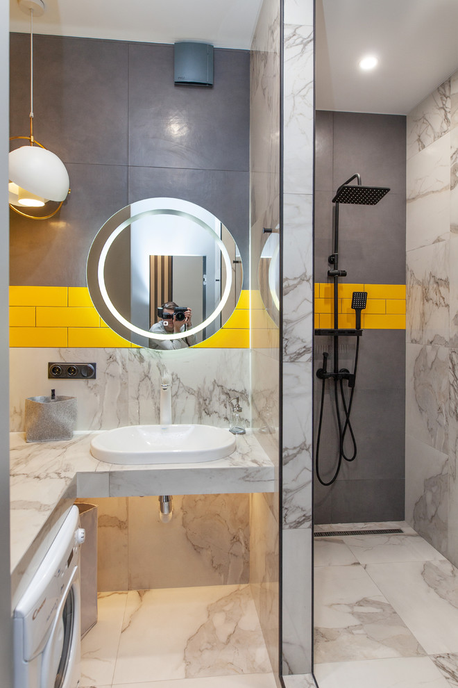Свежая идея для дизайна: маленькая ванная комната в современном стиле с белой плиткой, серой плиткой, желтой плиткой, душевой кабиной, накладной раковиной, белым полом, белой столешницей, открытым душем, плиткой кабанчик, разноцветными стенами, открытым душем и зеркалом с подсветкой для на участке и в саду - отличное фото интерьера