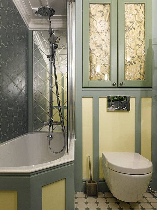 Cette image montre une salle de bain design avec une baignoire en alcôve et WC suspendus.