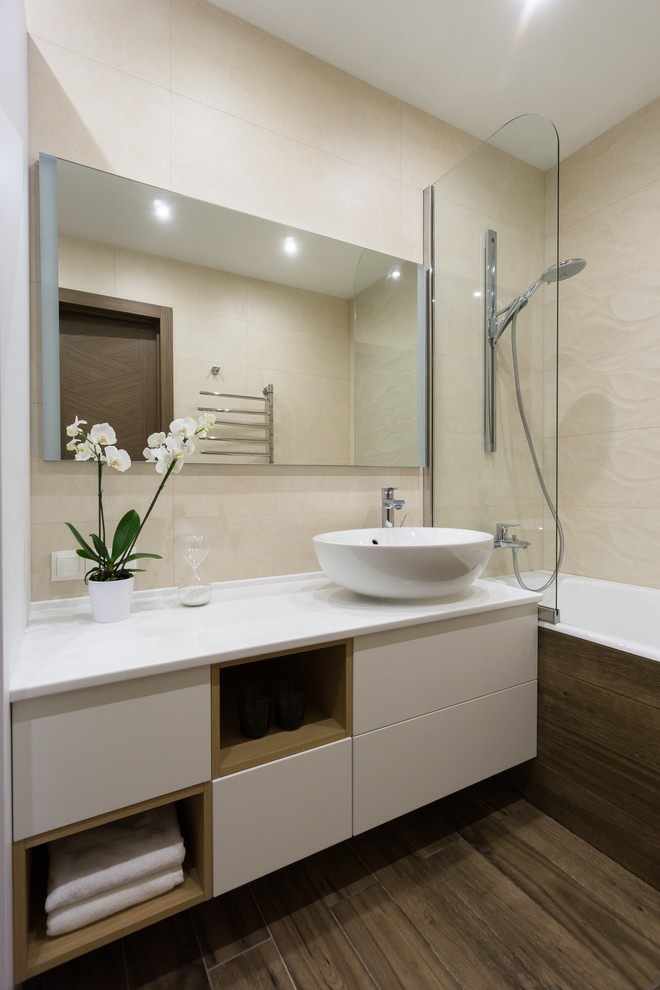Свежая идея для дизайна: ванная комната в современном стиле с ванной в нише, бежевой плиткой и настольной раковиной - отличное фото интерьера