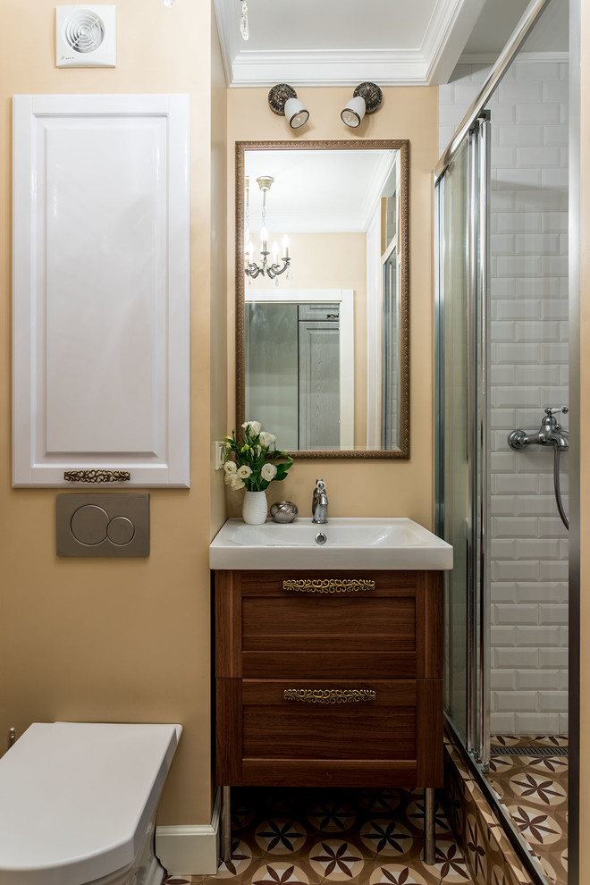 На фото: маленькая ванная комната в классическом стиле с фасадами в стиле шейкер, темными деревянными фасадами, раздельным унитазом, бежевыми стенами, душевой кабиной, накладной раковиной, белой плиткой, плиткой кабанчик и душем с раздвижными дверями для на участке и в саду