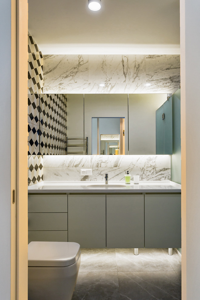 Modernes Duschbad mit flächenbündigen Schrankfronten, grauen Schränken, Duschnische, Wandtoilette mit Spülkasten und grauem Boden in Moskau