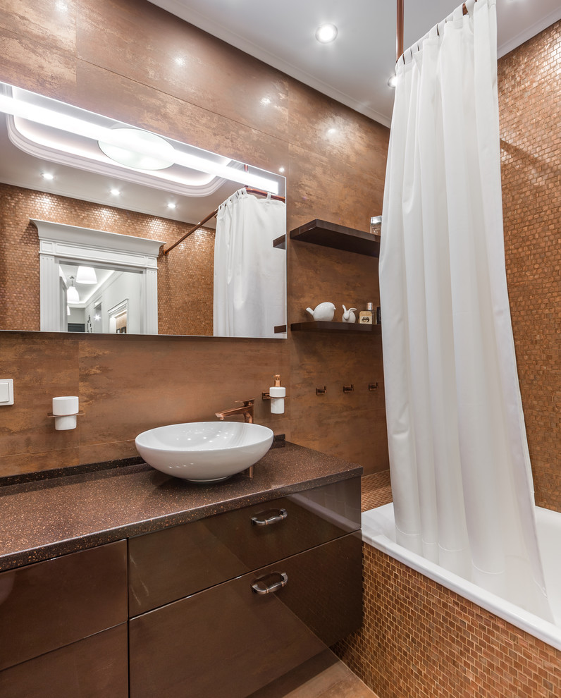 Cette photo montre une salle de bain principale tendance avec un placard à porte plane, des portes de placard marrons, une baignoire en alcôve, un combiné douche/baignoire, un carrelage marron, mosaïque, une vasque, un sol marron et une cabine de douche avec un rideau.
