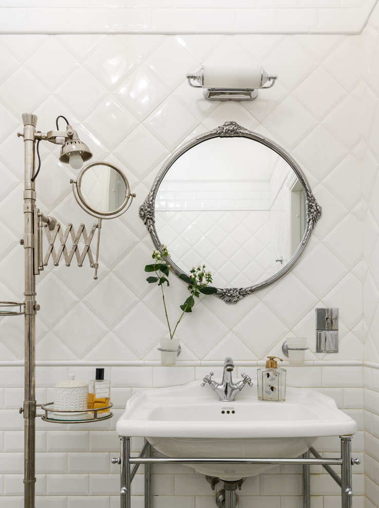 На фото: ванная комната в классическом стиле с белой плиткой, плиткой кабанчик и консольной раковиной