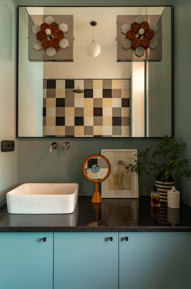 Foto på ett litet eklektiskt svart en-suite badrum, med släta luckor, turkosa skåp, flerfärgad kakel, keramikplattor, ett fristående handfat, granitbänkskiva och gröna väggar