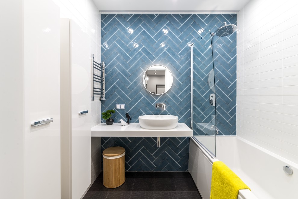 Стильный дизайн: главная ванная комната в современном стиле с синей плиткой, белой плиткой, настольной раковиной, коричневым полом и душем над ванной - последний тренд
