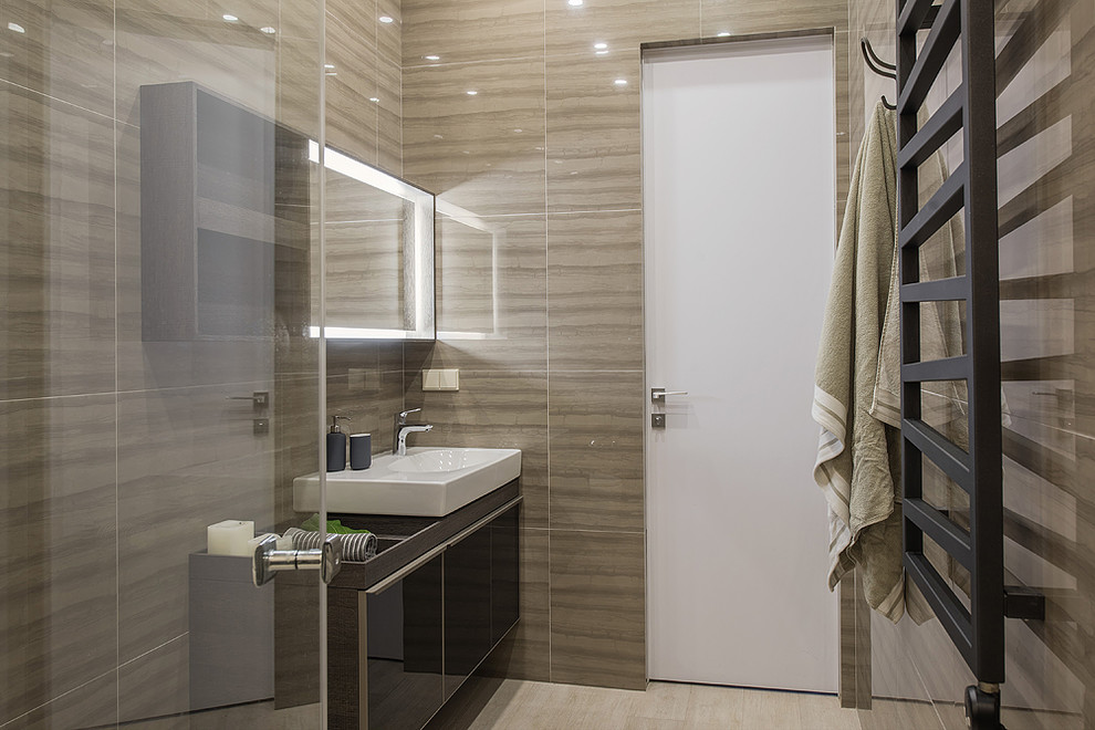 Foto de cuarto de baño contemporáneo de tamaño medio con baldosas y/o azulejos de porcelana, suelo de baldosas de porcelana, suelo beige y lavabo integrado