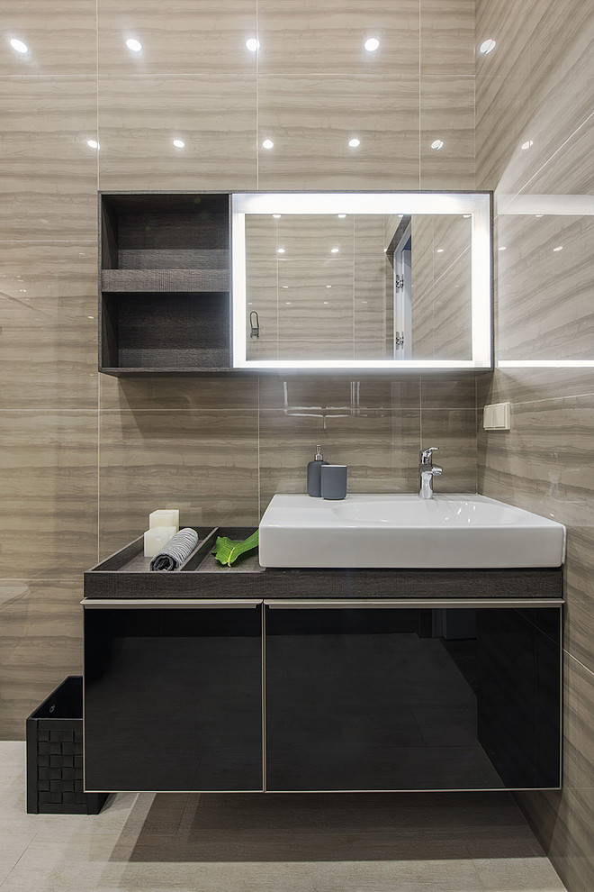 На фото: ванная комната среднего размера в современном стиле с