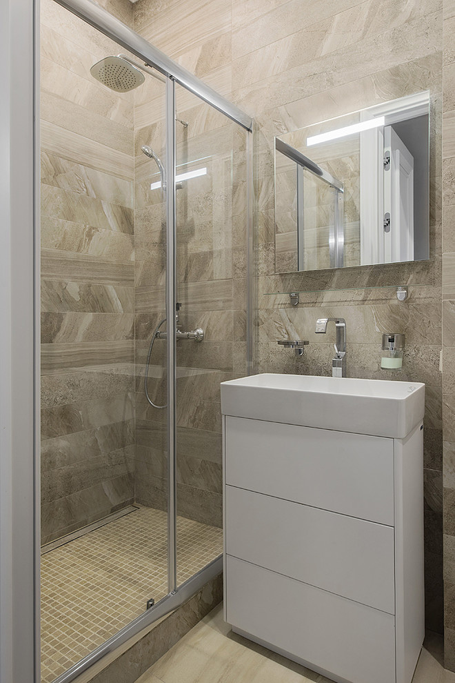 Идея дизайна: ванная комната среднего размера в современном стиле с душем в нише, бежевой плиткой, керамогранитной плиткой, полом из керамогранита, душевой кабиной, бежевым полом, душем с распашными дверями, плоскими фасадами, белыми фасадами, монолитной раковиной и зеркалом с подсветкой