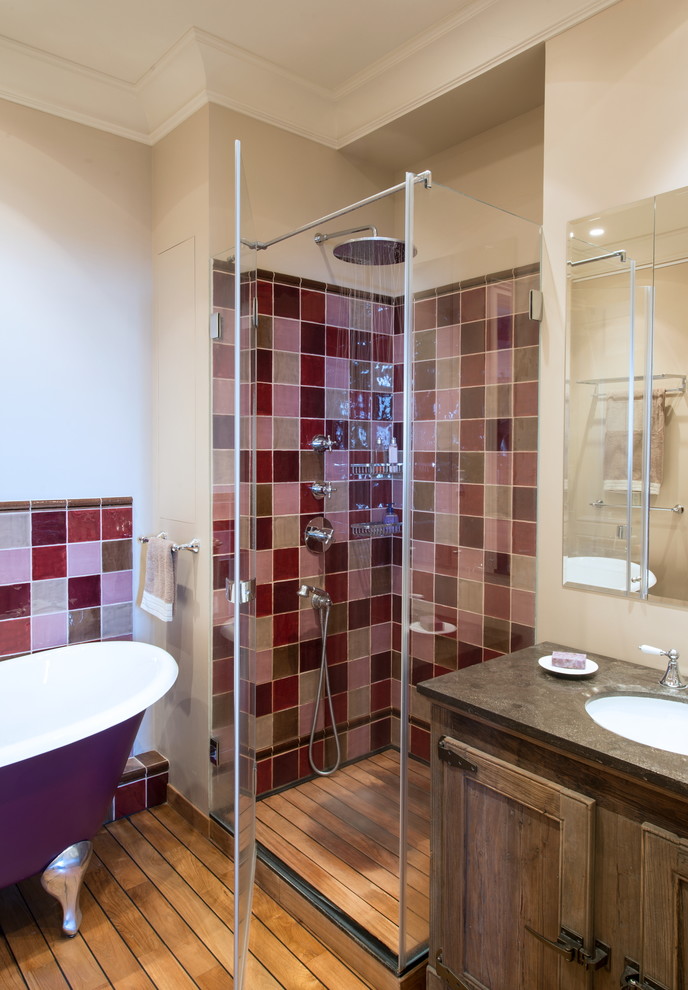 Идея дизайна: главная ванная комната в стиле фьюжн с фасадами в стиле шейкер, темными деревянными фасадами, ванной на ножках, душем в нише, красной плиткой, бежевыми стенами и врезной раковиной