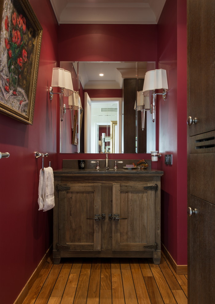 Foto de cuarto de baño tradicional con armarios estilo shaker, puertas de armario de madera en tonos medios y paredes rojas