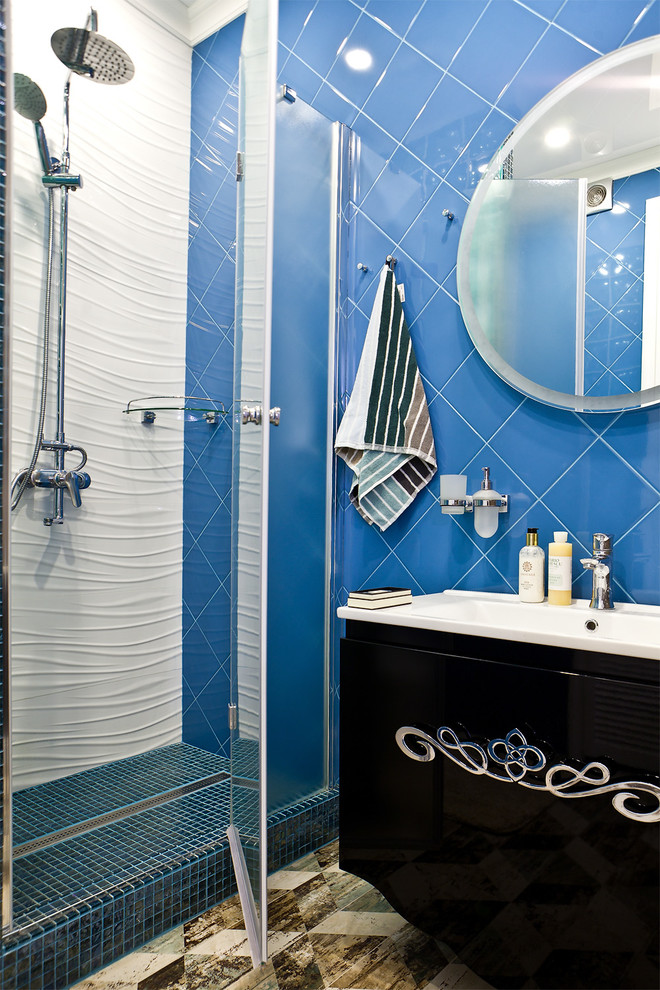 На фото: ванная комната среднего размера в современном стиле с плоскими фасадами, черными фасадами, столешницей из искусственного камня, синей плиткой, угловым душем, синими стенами, консольной раковиной и коричневым полом
