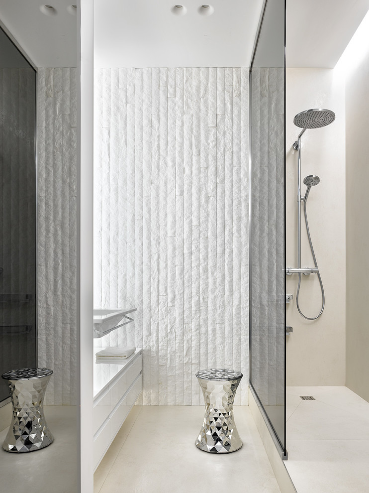 На фото: ванная комната в современном стиле с белыми фасадами, душем в нише, душевой кабиной, подвесной раковиной и бежевым полом