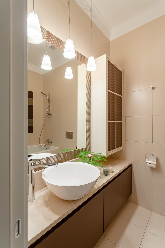 Idéer för ett modernt beige badrum, med släta luckor, bruna skåp, beige kakel, keramikplattor, klinkergolv i keramik, beiget golv och ett fristående handfat