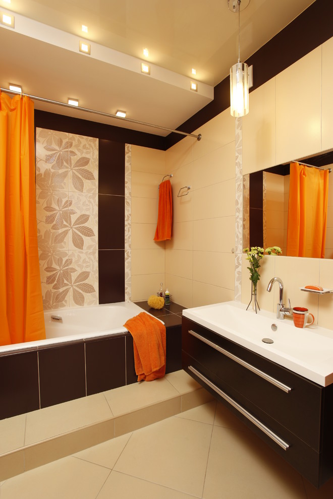 Bild på ett funkis badrum, med skåp i mörkt trä, ett platsbyggt badkar, beige kakel, keramikplattor, klinkergolv i keramik och ett integrerad handfat