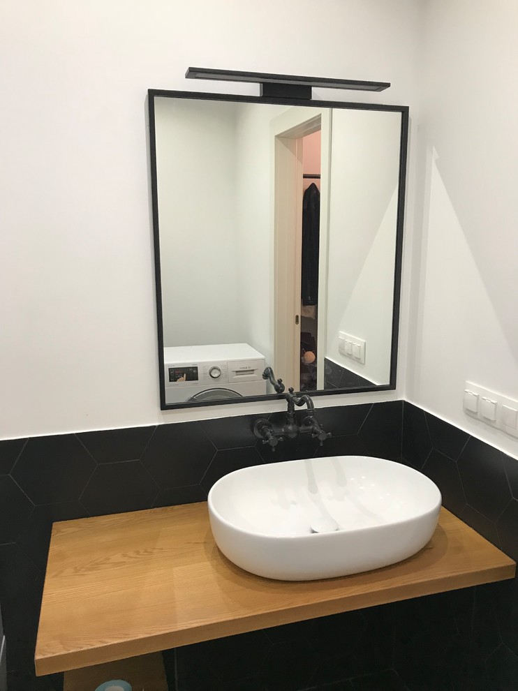 Стильный дизайн: главная ванная комната среднего размера в стиле лофт с накладной раковиной, столешницей из дерева и красной столешницей - последний тренд