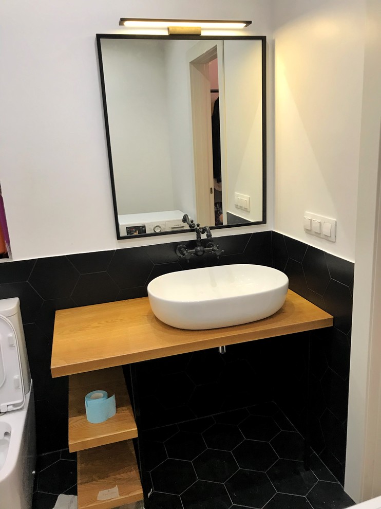 Mittelgroßes Nordisches Badezimmer En Suite mit Einbauwaschbecken, Waschtisch aus Holz und roter Waschtischplatte in Moskau