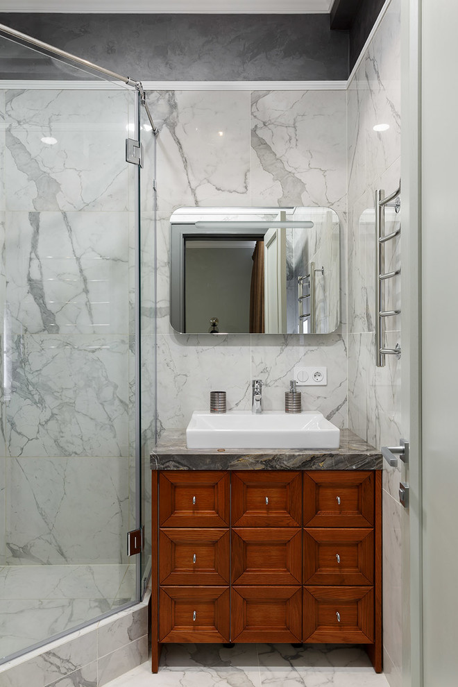 Diseño de cuarto de baño clásico renovado con armarios con paneles empotrados, puertas de armario de madera oscura, ducha esquinera, baldosas y/o azulejos grises, aseo y ducha, lavabo encastrado, suelo gris y ducha con puerta con bisagras