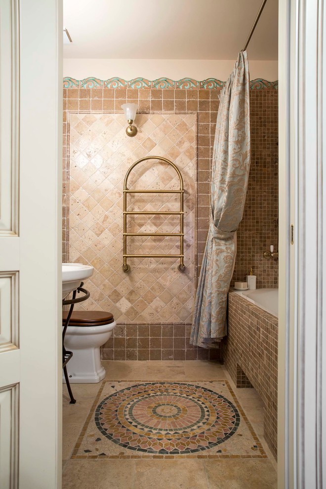 Ispirazione per una stanza da bagno tradizionale con vasca ad alcova, piastrelle beige, piastrelle marroni, pareti beige e doccia con tenda