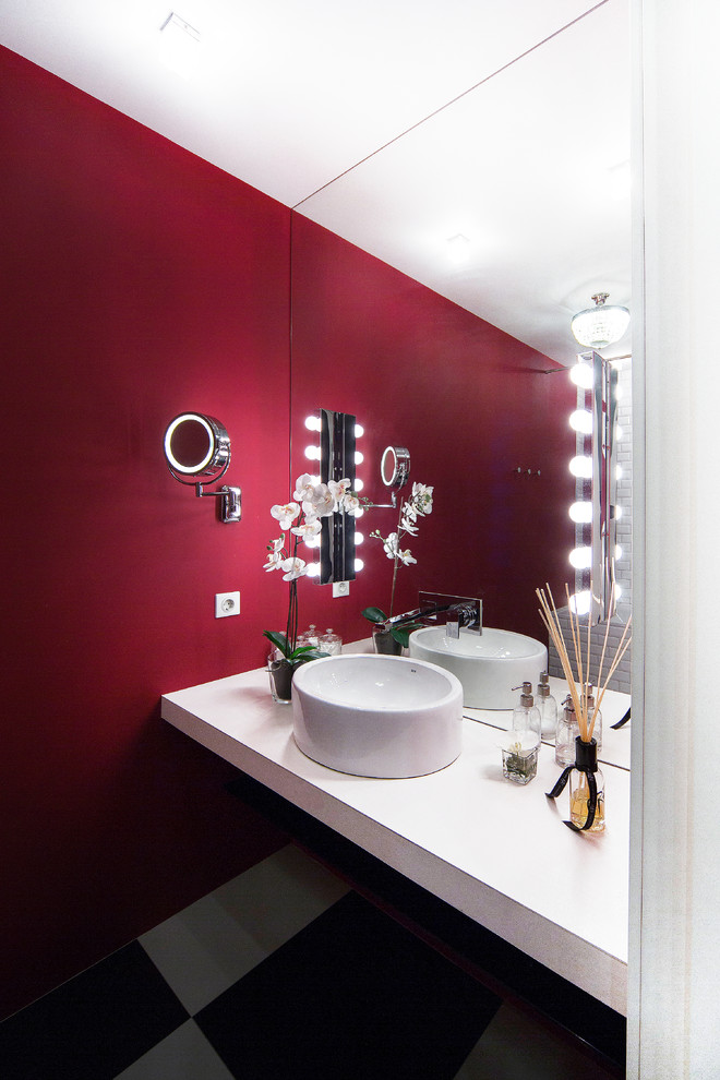 Пример оригинального дизайна: маленькая главная ванная комната в стиле неоклассика (современная классика) с открытыми фасадами, ванной в нише, инсталляцией, белой плиткой, плиткой кабанчик, красными стенами, полом из керамогранита, накладной раковиной, столешницей из плитки и разноцветным полом для на участке и в саду