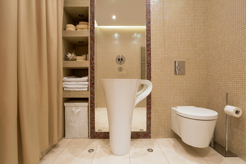 Foto de cuarto de baño principal contemporáneo con sanitario de pared, baldosas y/o azulejos beige, baldosas y/o azulejos en mosaico y lavabo con pedestal