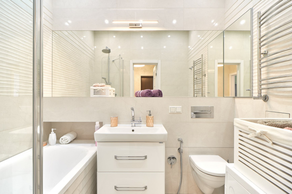 Foto de cuarto de baño principal nórdico con armarios con paneles lisos, puertas de armario blancas, bañera empotrada, combinación de ducha y bañera, sanitario de pared y lavabo encastrado