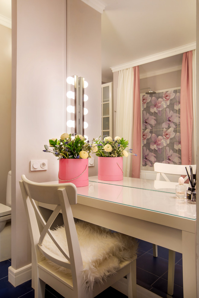 Идея дизайна: большая главная ванная комната в стиле неоклассика (современная классика) с белыми фасадами, ванной в нише, унитазом-моноблоком, белой плиткой, керамогранитной плиткой, розовыми стенами, полом из керамической плитки, синим полом и консольной раковиной