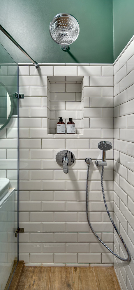 Источник вдохновения для домашнего уюта: ванная комната в скандинавском стиле с плоскими фасадами, темными деревянными фасадами, открытым душем, инсталляцией, белой плиткой, плиткой кабанчик, зелеными стенами, паркетным полом среднего тона и настольной раковиной