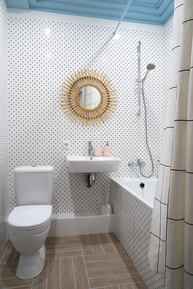 Modelo de cuarto de baño exótico con bañera empotrada y baldosas y/o azulejos blancas y negros