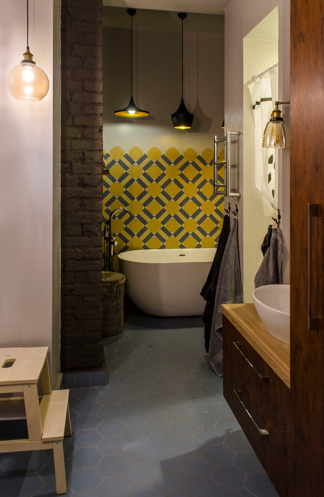 Cette image montre une salle de bain principale design.