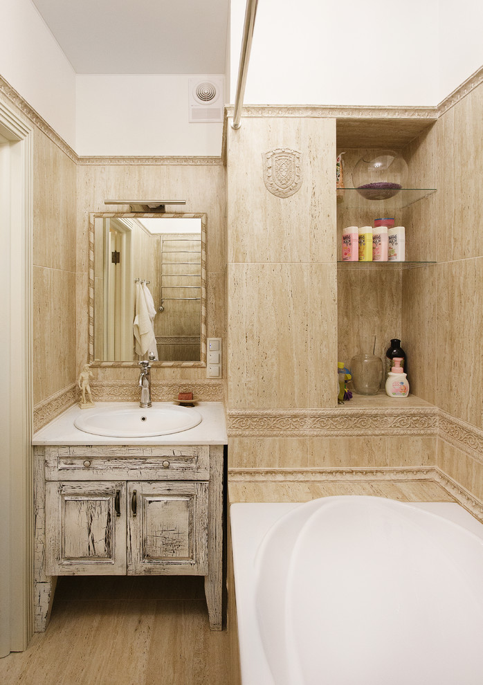 Ispirazione per una stanza da bagno padronale minimal con lavabo da incasso, ante con bugna sagomata, ante con finitura invecchiata, vasca ad alcova, vasca/doccia, piastrelle beige, pavimento beige, doccia con tenda e top bianco