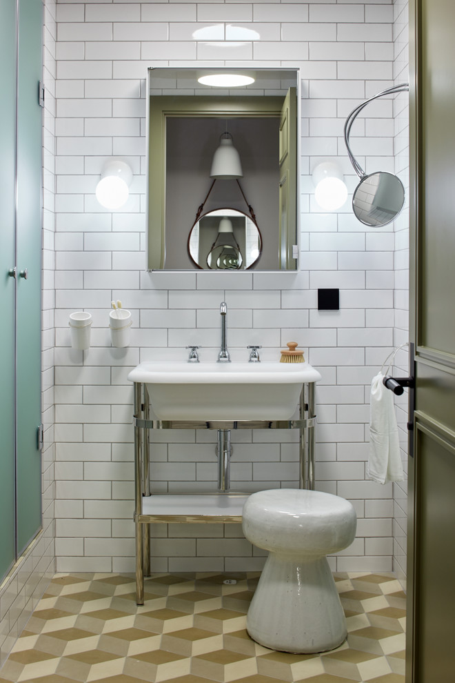 Inredning av ett nordiskt mellanstort badrum med dusch, med vit kakel, keramikplattor, cementgolv, beiget golv, dusch med gångjärnsdörr, en dusch i en alkov och ett konsol handfat