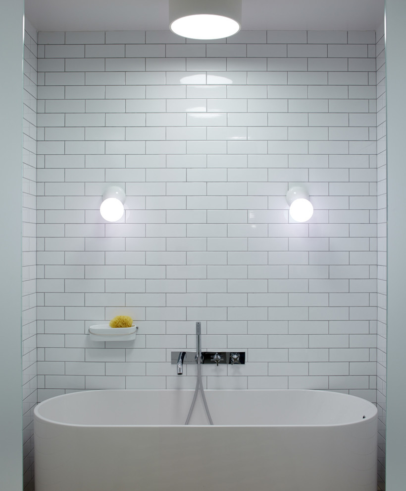 Idéer för ett mellanstort modernt en-suite badrum, med vit kakel och keramikplattor