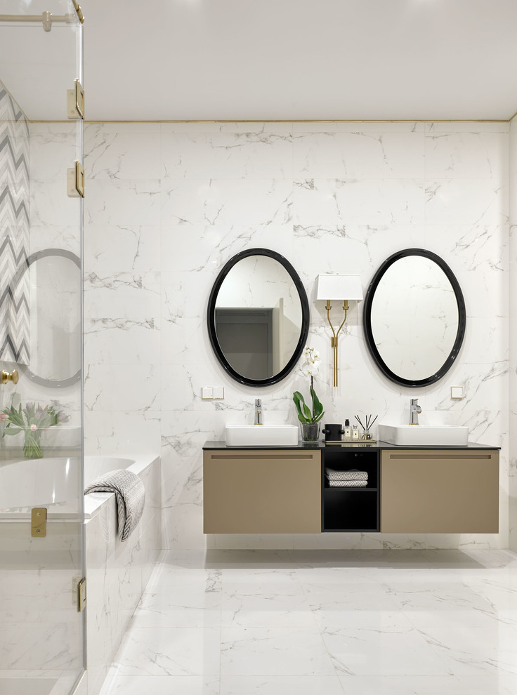 На фото: ванная комната в стиле неоклассика (современная классика) с коричневыми фасадами, инсталляцией, белой плиткой, белыми стенами, полом из керамогранита, накладной раковиной и белым полом