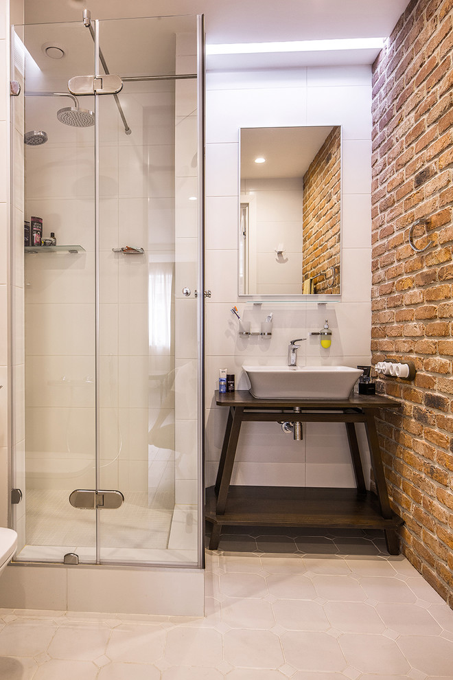 Modelo de cuarto de baño industrial pequeño con lavabo sobreencimera, armarios abiertos, ducha esquinera, baldosas y/o azulejos blancos, paredes blancas y encimera de madera