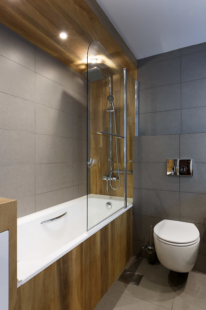 На фото: ванная комната в современном стиле с ванной в нише, душем над ванной, инсталляцией, серой плиткой, керамогранитной плиткой и открытым душем с
