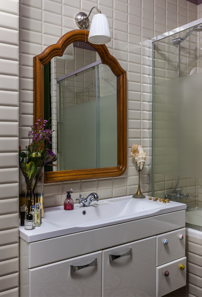 Идея дизайна: ванная комната в современном стиле с плоскими фасадами, белыми фасадами, белой плиткой, плиткой кабанчик и накладной раковиной