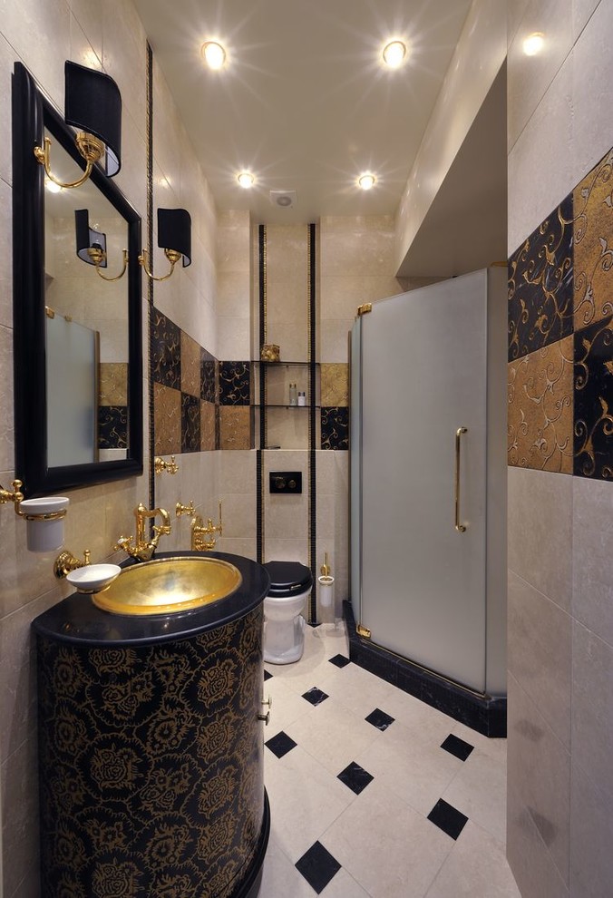 Exemple d'une salle de bain chic de taille moyenne avec un placard à porte plane, WC suspendus, un carrelage noir et blanc, des carreaux en terre cuite, un mur beige, un sol en marbre, un lavabo encastré, un plan de toilette en marbre et des portes de placard bleues.