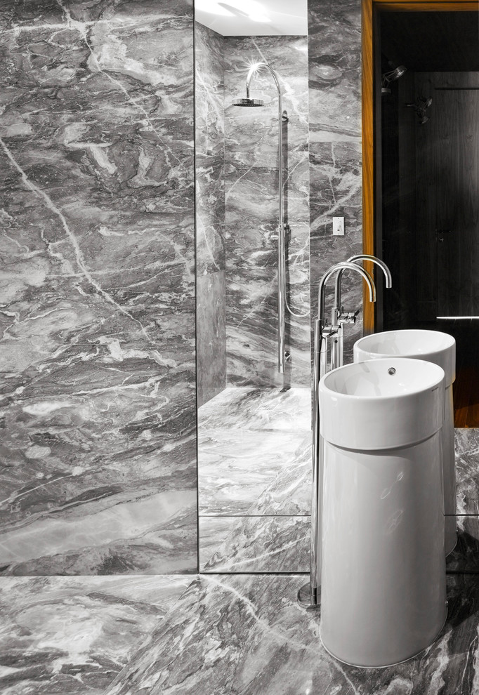 Пример оригинального дизайна: ванная комната в современном стиле с душем без бортиков, душевой кабиной и монолитной раковиной