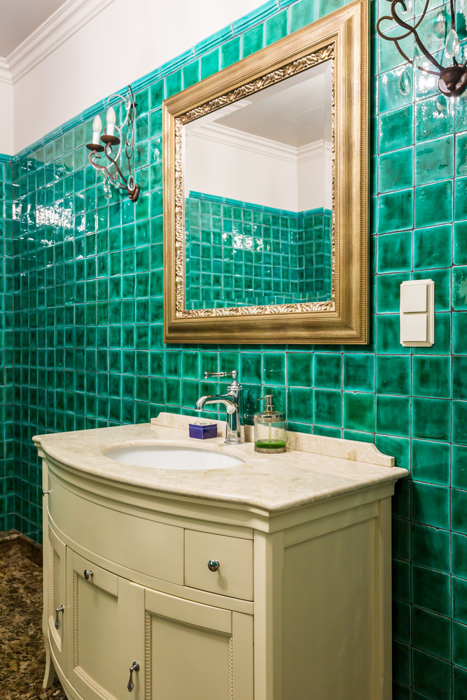 Ispirazione per una stanza da bagno eclettica con ante con riquadro incassato, ante beige e lavabo sottopiano