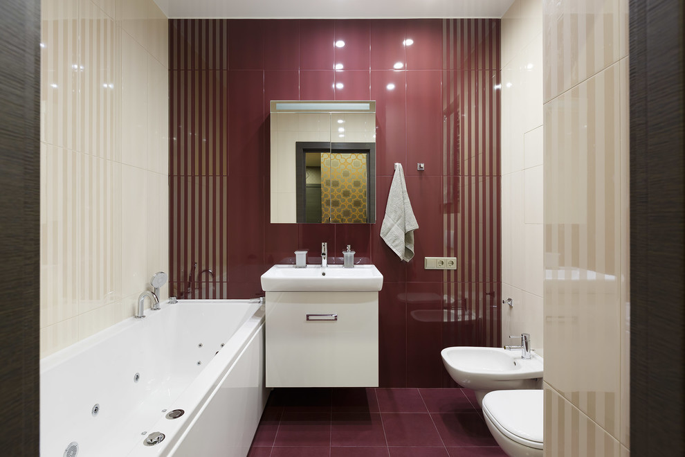 Foto di una stanza da bagno padronale contemporanea di medie dimensioni con ante lisce, ante bianche, vasca idromassaggio, bidè, piastrelle bianche, piastrelle rosse e lavabo integrato