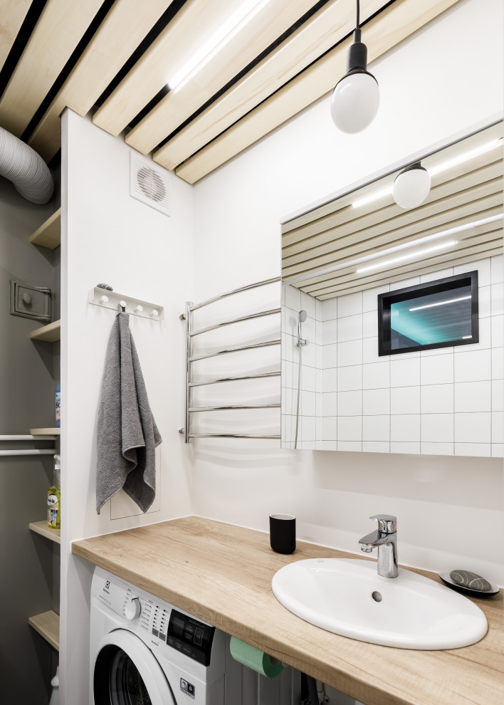 Idéer för ett litet modernt brun en-suite badrum, med öppna hyllor, ett undermonterat badkar, en toalettstol med hel cisternkåpa, vit kakel, keramikplattor, grå väggar, klinkergolv i keramik, ett undermonterad handfat, laminatbänkskiva och grått golv