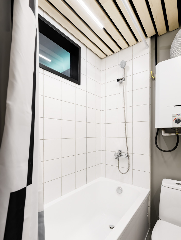Exempel på ett litet modernt brun brunt en-suite badrum, med öppna hyllor, ett undermonterat badkar, en toalettstol med hel cisternkåpa, vit kakel, keramikplattor, grå väggar, klinkergolv i keramik, ett undermonterad handfat, laminatbänkskiva och grått golv