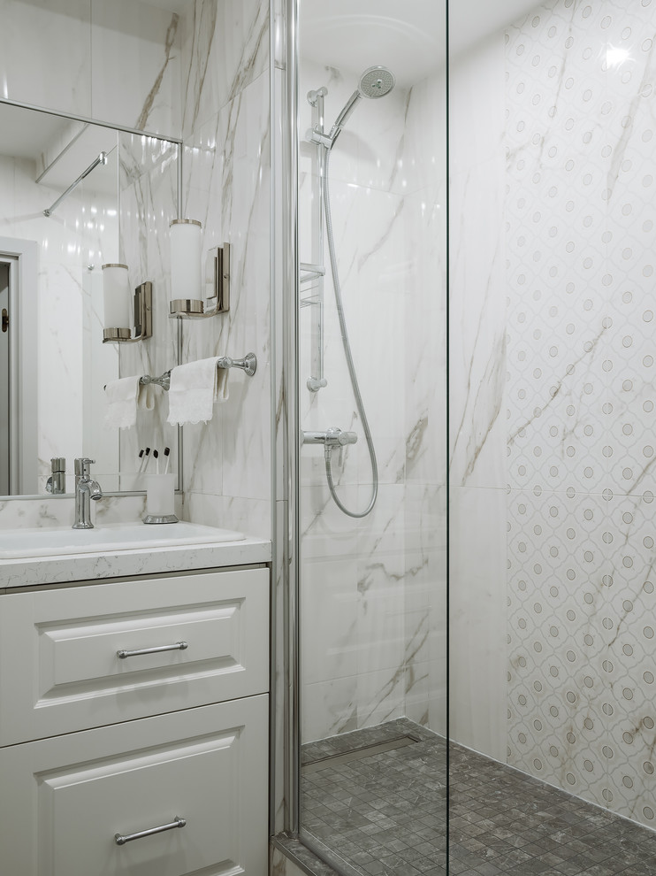 Свежая идея для дизайна: главная ванная комната среднего размера в стиле неоклассика (современная классика) с фасадами с выступающей филенкой, белыми фасадами, душем в нише, инсталляцией, белой плиткой, керамогранитной плиткой, белыми стенами, полом из керамогранита, врезной раковиной, столешницей из искусственного кварца, серым полом, шторкой для ванной, белой столешницей и гигиеническим душем - отличное фото интерьера